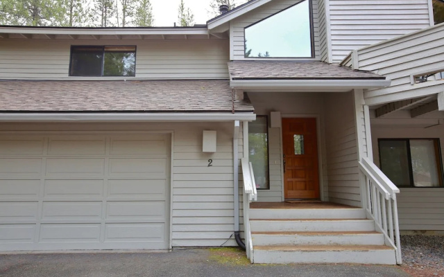 2 Quail Home Private Hot Tub, Steps from SHARC and short walk to the Sunriver Village by RedAwning