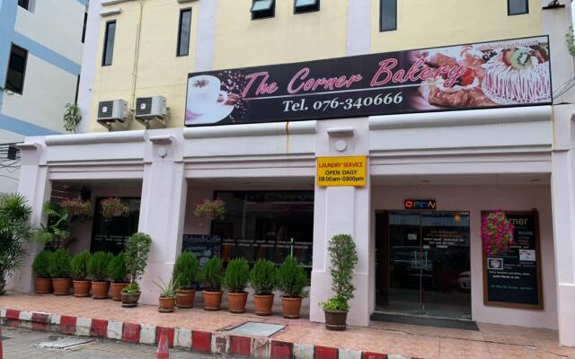 The Corner Hotel Патонг вид на фасад