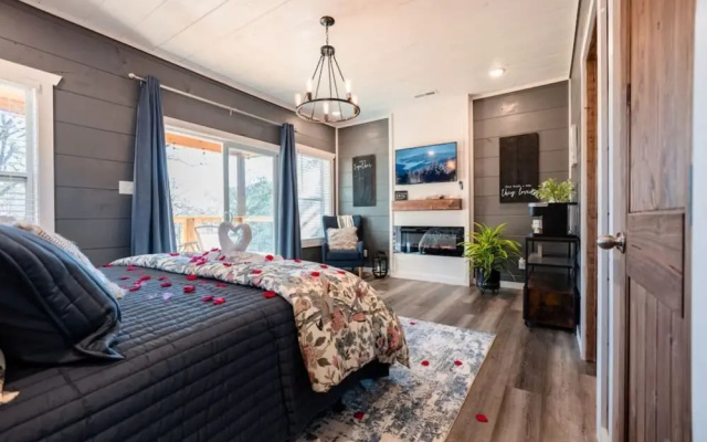 Romantic Cabin Retreat By Ghosal Luxury Lodging