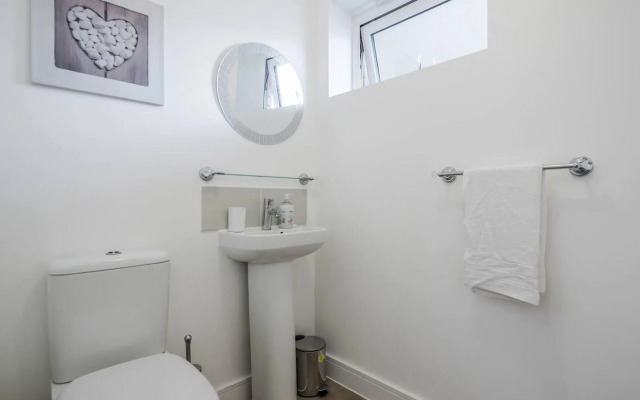 tms Cheerful 5bdr House! Thurrock! Free Parking!