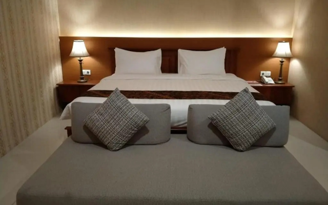 Dreamland Hotel and Lounge