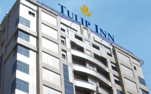 Отель Tulip Inn Sharjah Hotel Apartments ОАЭ, Шарджа - отзывы, цены и фото номеров - забронировать отель Tulip Inn Sharjah Hotel Apartments онлайн вид на фасад
