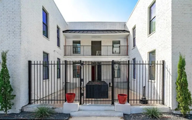 Lovely Montrose Suites by Sonder