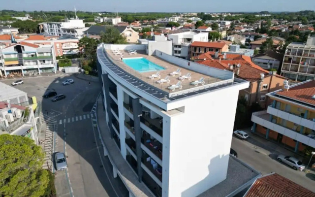 Central Living Flat With Pool and Parking