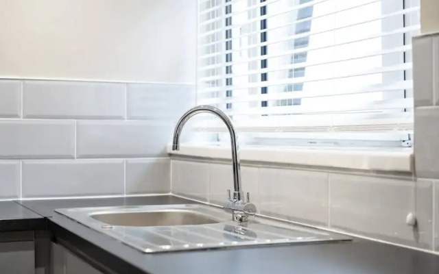 Comfortable 4-bed Home With Free Parking Wales