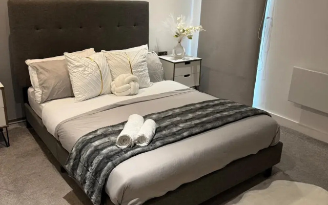 Stylish 2-bed Apt-private Parking-10mins to Centre