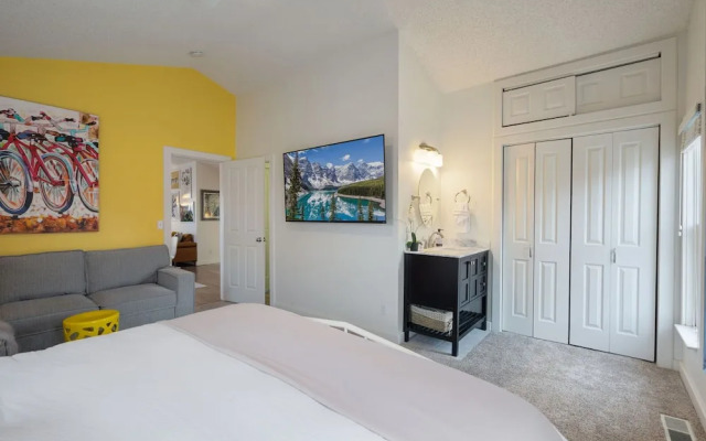 Pine Street Loft – Steps from Old Town Square!