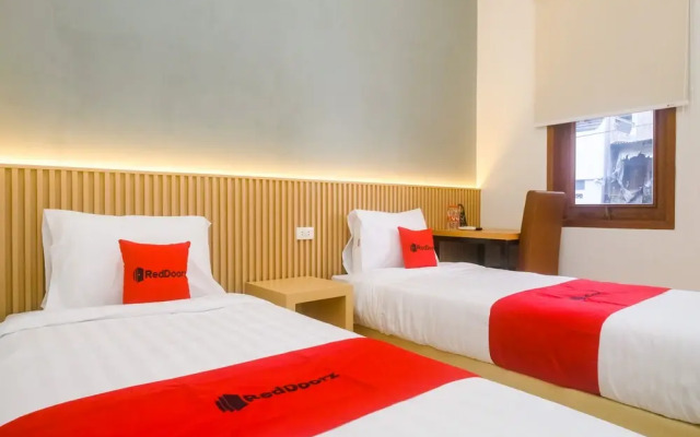 RedDoorz near Simpang Lima Semarang