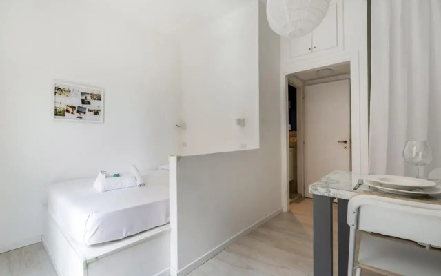 Guesthost - Bright Apt 600mt From Viale Zara!