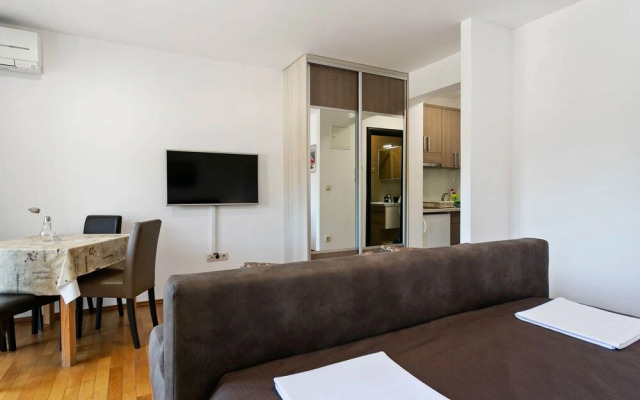 Modern Apartment in Drvenik With Balcony
