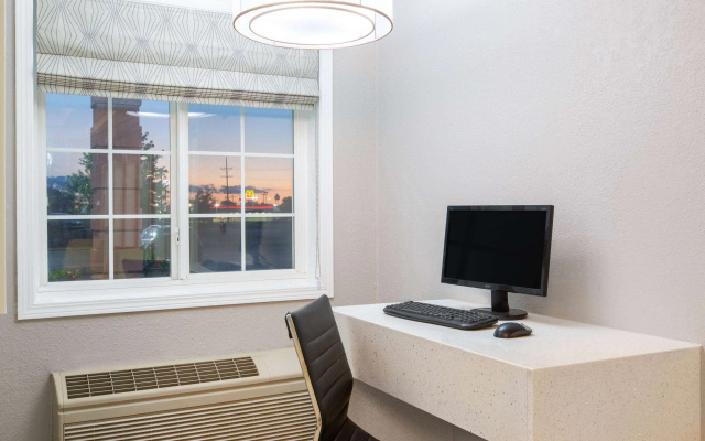 Super 8 by Wyndham Ottawa