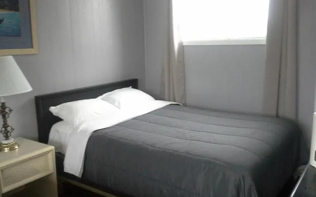 Bay Lake Inn (Frontiersman Motel)