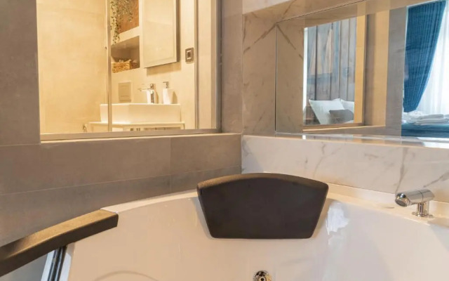 9 Nine - Luxury Apartments & Suites