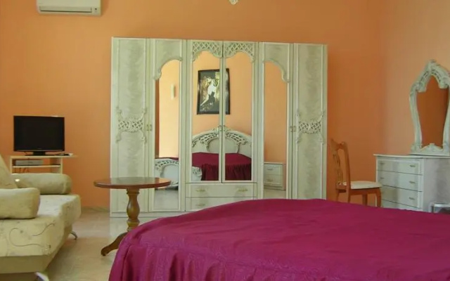 The Moonlight House (Lunnata kyshta)