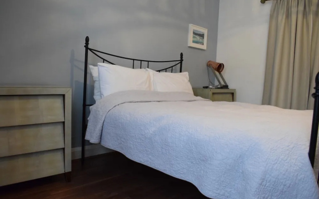 1 Bedroom Garden Flat in Zone 2