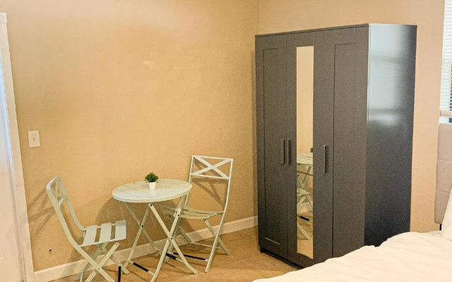 Succulent Studio by beach w/full kitchen