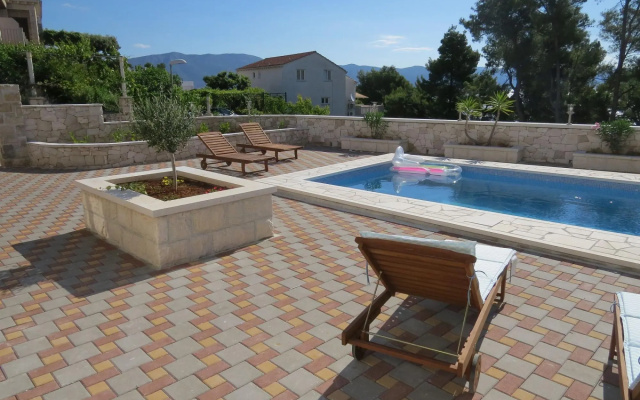 Sandra - With Swimming Pool - H