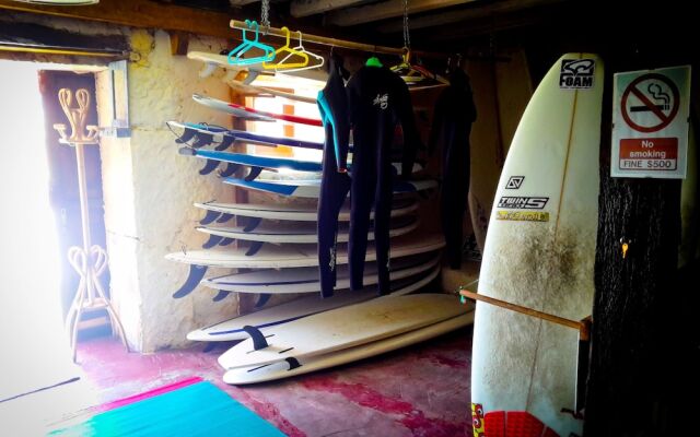 Отель SURFtoLIVE House вид на фасад
