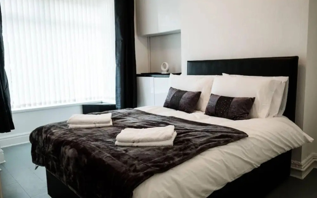4 Bed House, Sleeps 9, Free Parking