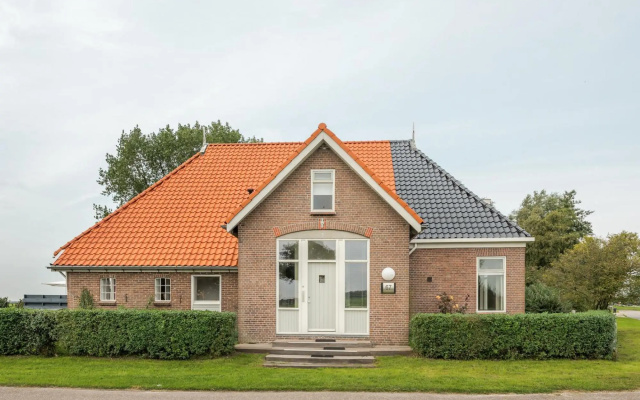 Large fully renovated farmhouse with indoor Swim spa and Sauna