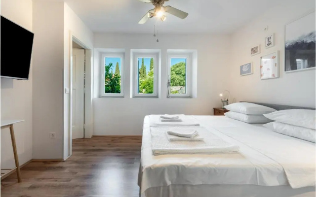 Apartment Near Old Town, FREE Parking & Huge Garden