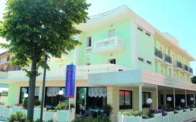 Hotel Nuovo Belvedere Римини вид на фасад