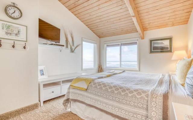 Oceanfront Haven with Panoramic Views - Gorgeous Coastal Retreat