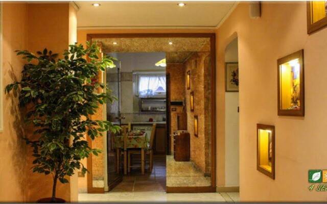 Отель 4 Season Bed And Breakfast Roma Рим вид на фасад