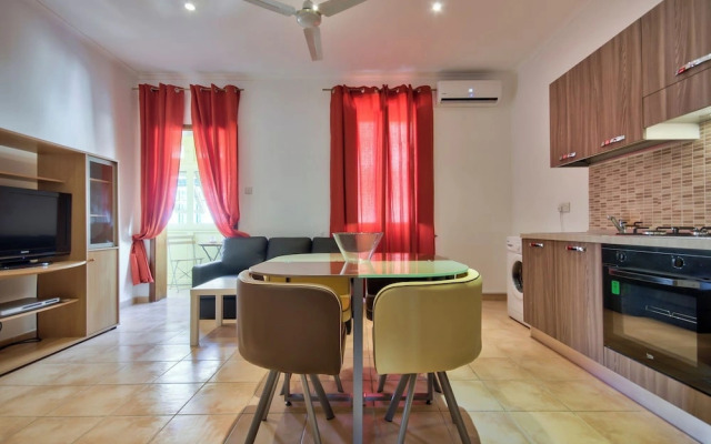 Delightful Apartment With Traditional Balcony