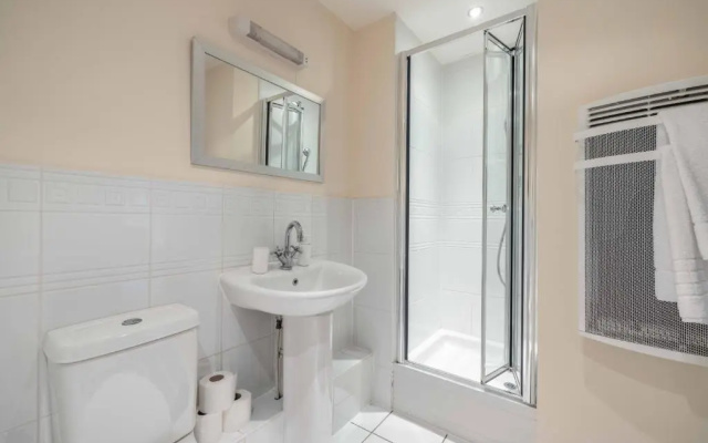 Cosy 2 Bed 2 Bath Central Windsor & Parking