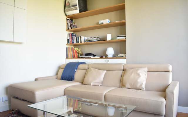 Апартаменты Bright Studio Apartment With High View комната для гостей