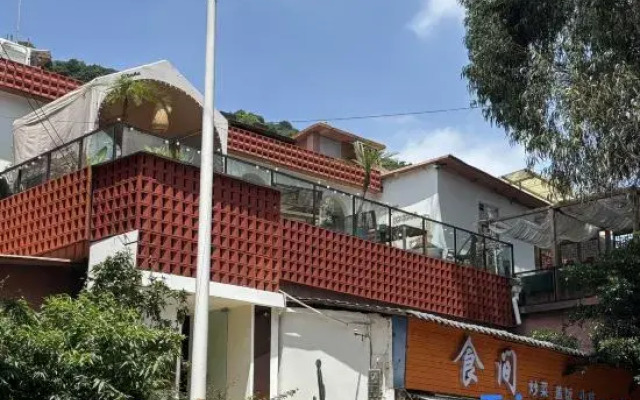 Mountain Pool and Cloud Realm Homestay Hotel