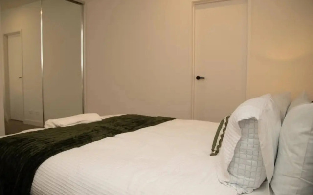 Clayton Luxe Retreat- Elegant 2 BDR With Balcony