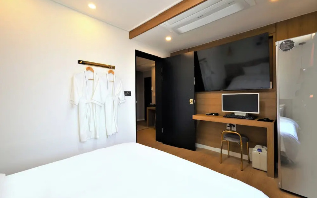 DELAMOUR Hotel