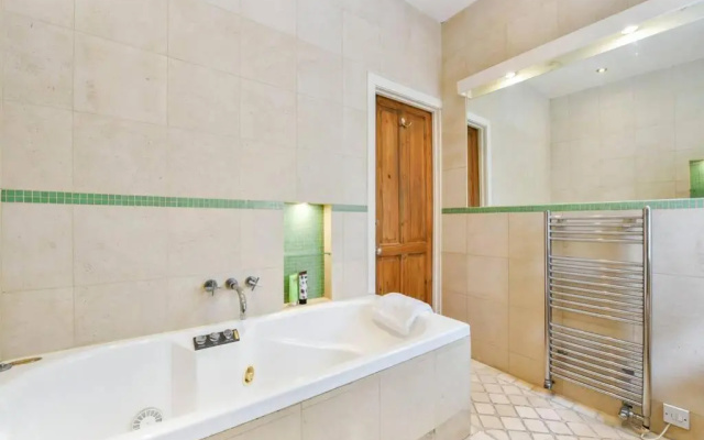 Groves 4 Bedroom, Shepherds Bush