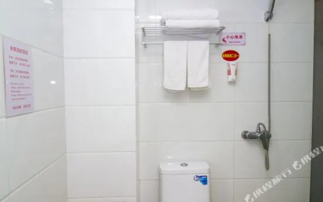 Migao Chain Hotel (Dezhou Chenghuangmiao Pedestrian Street No.5 Middle School Shop)