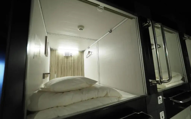 LEO YU Capsule Hotel Nishifunabashi
