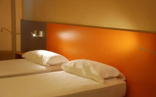 Twenty Tu Hi-tech Hostel