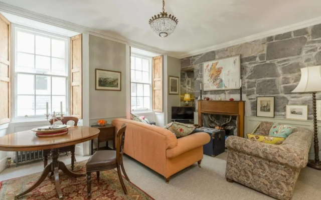 Heart Of Rose Street Quirky Antique Apartment