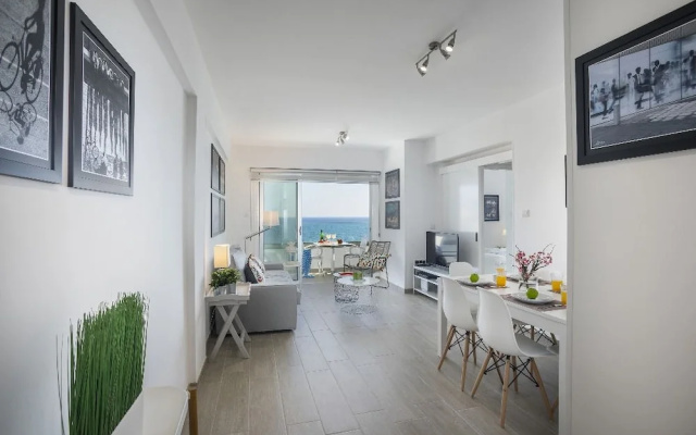 Mackenzie Zoe Seafront Suite