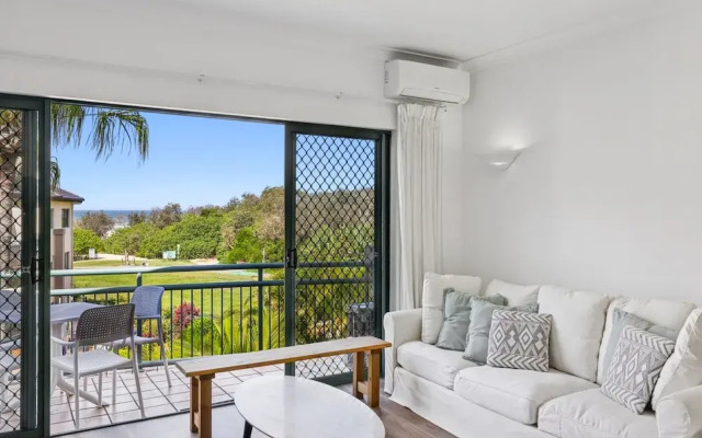 2-bed Beachfront Escape With Pool and BBQ Access