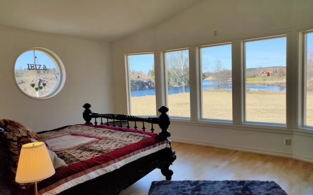 Charming 2-bed House at the Lake Close Gustavsfors