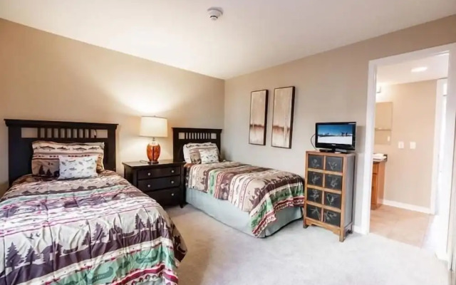 Breakaway West Convenient Condo Near Vail Village by RedAwning