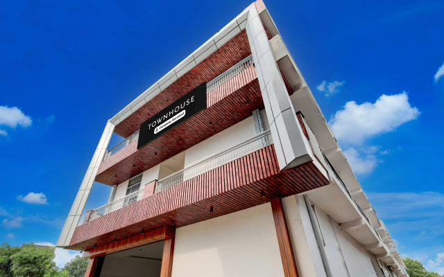 Townhouse Sarai Metro Station Formerly Palla