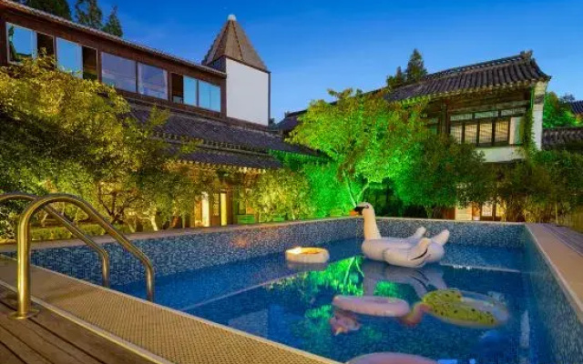 Swan Lake hotel (Taierzhuang Ancient City Scenic Area Branch)