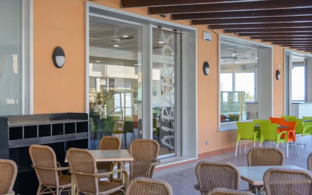 Отель MedPlaya Albatros Family Испания, Салоу - 2 отзыва об отеле, цены и фото номеров - забронировать отель MedPlaya Albatros Family онлайн вид на фасад