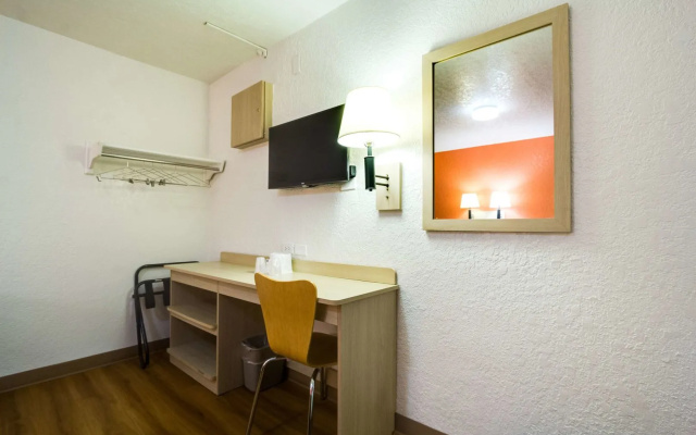 Motel 6 – Lakewood, CO