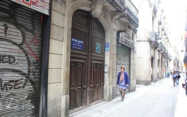 Отель Hostal Baires вид на фасад