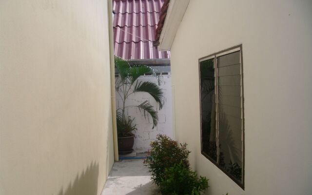Отель Puerta Del Sol Rooms Phuket вид на фасад