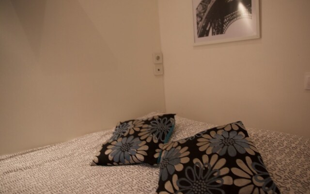 Апартаменты Montmartre Apartments Leo Ferre Париж комната для гостей